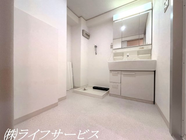 【洗面所】 | コスモハイツ新大阪 | 三面鏡タイプのシャワー付洗面化粧台
