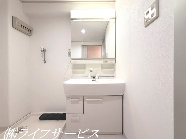 【洗面所】 | コスモハイツ新大阪 | 三面鏡タイプのシャワー付洗面化粧台