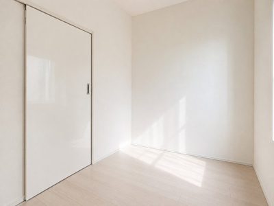 【洋室】 | 中銀杉田マンシオン　ペット飼育可/杉田駅まで９分/再生物件 | ◆子どものスタディ空間として、あるいは書斎やホビールームとして生活スタイルに合わせて使えるプライベートルーム。居心地のいい落ち着いたインテリアが似合います。
