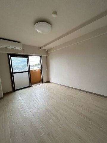 ダイアパレス郡山麓山公園の居間・リビング|こちらのリビングで趣味の時間をお楽しみください