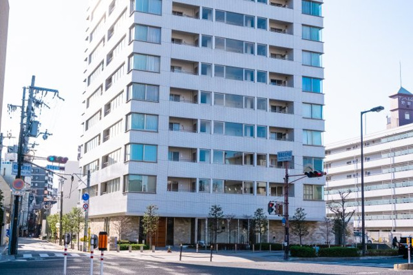 【外観】 | 【基壇部外観】白を基調とした外観！総戸数114戸、地上27階建・高さ約86ｍの先進都市生活ステージ！