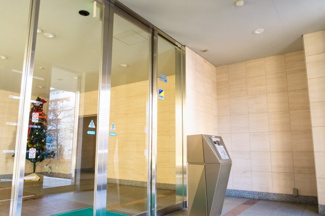 【エントランス】 | 大阪ウエストゲートタワー | 【風除室】エントランスは、もちろんオートロックです！強固なセキュリティで安心！