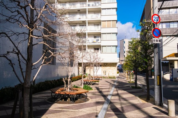 【周辺】 | 【周辺】敷地周辺を囲むように、ゆったりとした歩道状の公開空地が設けられています！ベンチもございます◎