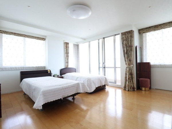 【洋室】 | 【洋室】窓の多い角部屋洋室は、約14.6帖と広く、開放感があります。