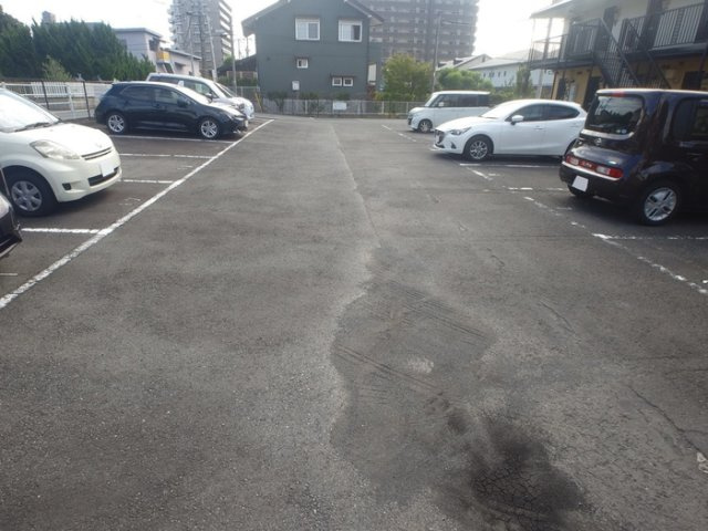 クレール竹原の駐車場