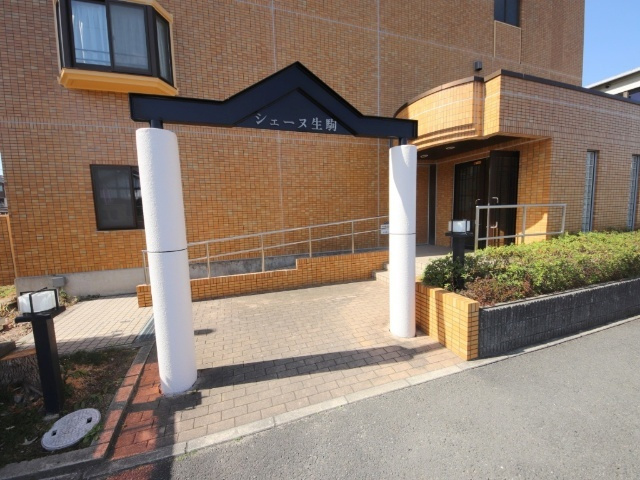 生駒市山崎町の賃貸マンションのエントランス
