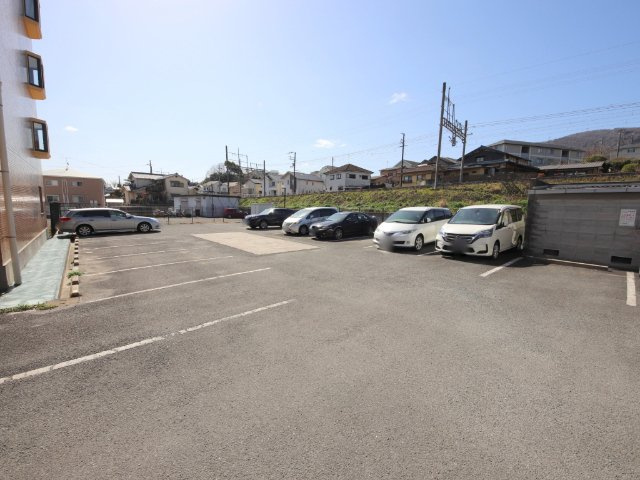 生駒市山崎町の賃貸マンションの駐車場