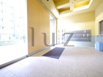 横浜市港北区新横浜３丁目の賃貸マンションのエントランス