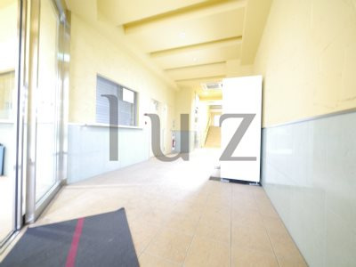 横浜市港北区新横浜３丁目の賃貸マンションのエントランス