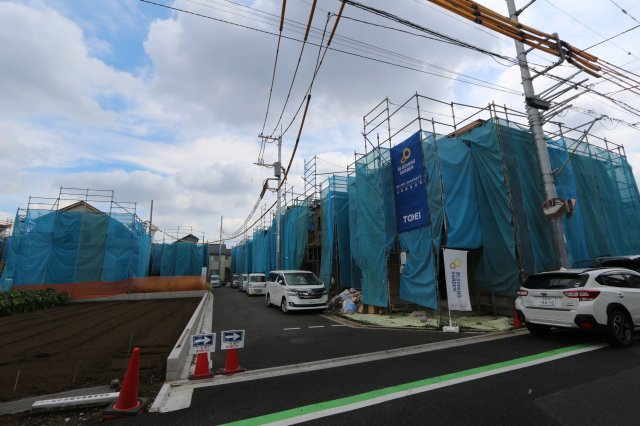 【Blooming Garden】西東京市花小金井田無芝久保　新規全13棟の外観|車の通り抜けができない防犯性・安全性に配慮した街区設計。
急な飛び出しが心配な小さいお子様がいるご家庭にも嬉しい環境です。
