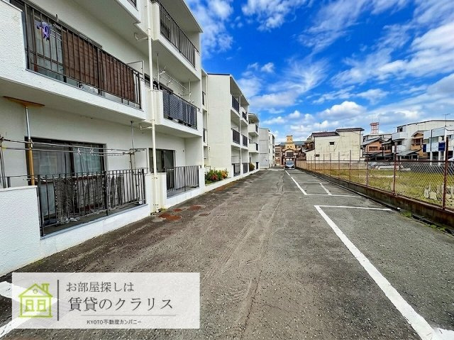 グランパールの駐車場