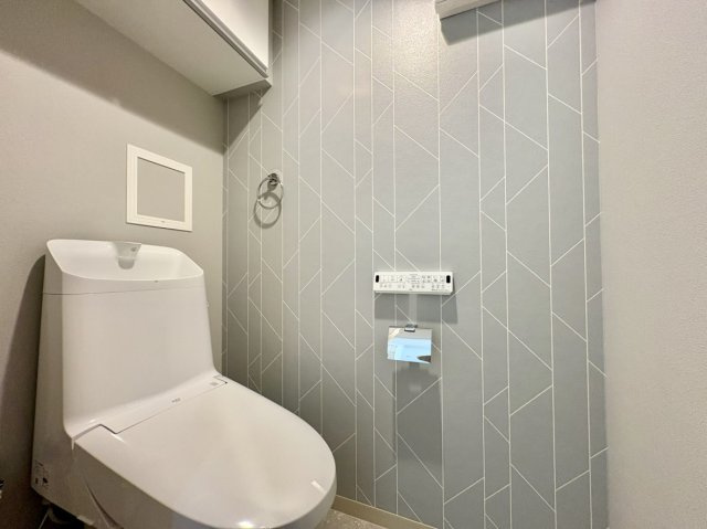 Ｂｒｉｌｌｉａレジデンス六甲アイランドのトイレ|温水洗浄便座を備えた高機能トイレを採用しており、毎日快適にご使用いただけます。また、フルオート機能を搭載しているため、自動で便器を洗浄してくれるなど、日々の使い勝手にも配慮された仕様です。