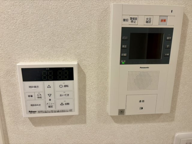 Ｂｒｉｌｌｉａレジデンス六甲アイランドの防犯設備|防犯性の高い「オートロック」を完備しており、室内のカラーモニターで相手を確認できるため、一人の時間も安心してお過ごしいただけます。さらに、給湯器には「自動お湯はり」や「追い焚き機能」を搭載しております