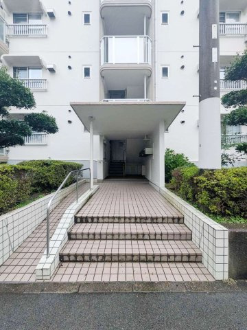 名谷14団地53号棟のエントランス
