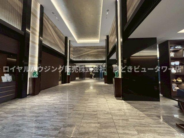 まるでホテルかと錯覚してしまうようなロビーです！