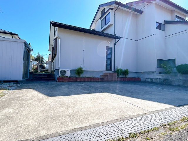 中古戸建　須賀川市向陽町　仁井田小・仁井田中の駐車場|駐車スペースは並列3台可能です！（車種による）来客時も安心の駐車台数です！