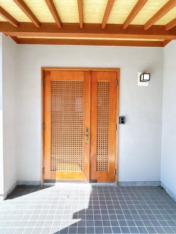 中古戸建　須賀川市向陽町　仁井田小・仁井田中の玄関|玄関扉は鍵交換予定です！親子扉で開口部が広いので大きなお荷物も出し入れしやすいです！