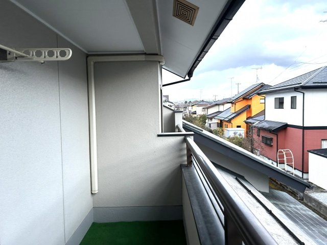 中古戸建　須賀川市向陽町　仁井田小・仁井田中のバルコニー|バルコニーは塗装予定です。南側に面した陽当たりの良いバルコニー！
