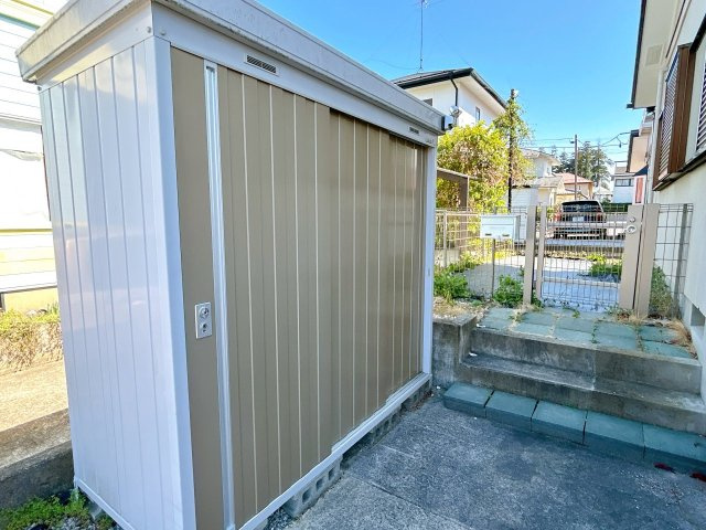 中古戸建　須賀川市向陽町　仁井田小・仁井田中のその他|駐車場横にある鍵付きの物置！