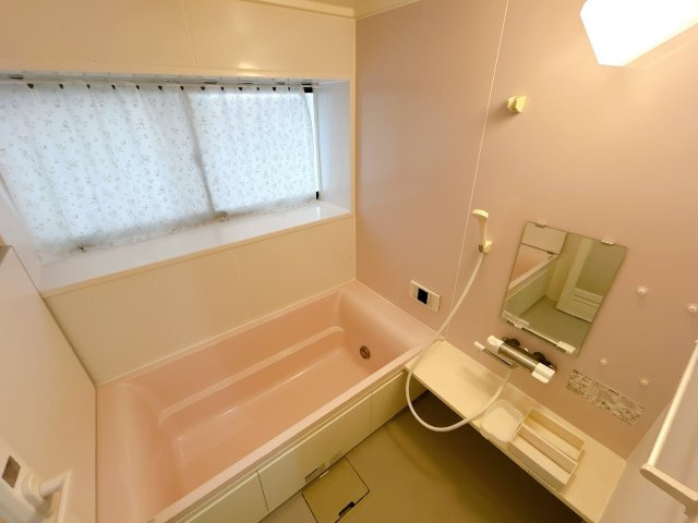 中古戸建　須賀川市向陽町　仁井田小・仁井田中の浴室|ユニットバスはクリーニング予定です。窓があり簡単に換気が可能です！