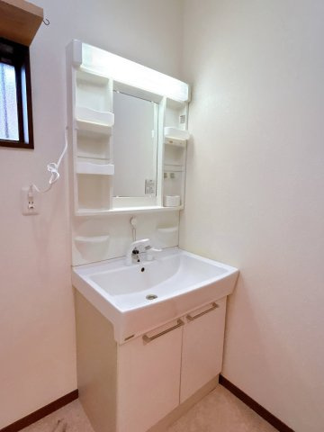 中古戸建　須賀川市向陽町　仁井田小・仁井田中の独立洗面台|クロス張替え、照明交換、クリーニングを行う予定です！便利なシャワーホース付きです！