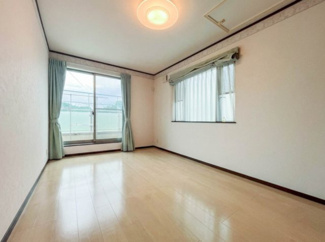 【洋室】 | 世田谷区北烏山5丁目戸建 | 2階主寝室 8.2帖。2階には大容量のウォークインクローゼットが2つございます。※CG加工にて作成した空室イメージ画像となります。現状は居住中で、実際の室内には家具・小物類等があります。