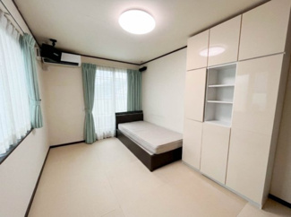 【洋室】 | 世田谷区北烏山5丁目戸建 | 2階7.7帖洋室。こちらのお部屋にも大きなウォークインクローゼットがございます。※CG加工にて作成した空室イメージ画像となります。現状は居住中で、実際の室内には家具・小物類等があります。