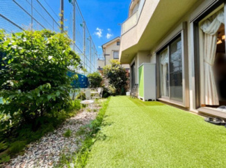 【庭】 | 世田谷区北烏山5丁目戸建 | 南側のテラススペースです。非常に広々とした空間！お子様のプールやワンちゃんとの遊び場など、様々な用途で使える空間です。