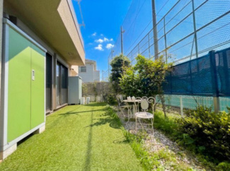 【庭】 | 世田谷区北烏山5丁目戸建 | 南側のテラススペースです。南側目の前には高い建物がなく、暗くなりがちな戸建の1階部分でも十分な陽当たりを確保できることが魅力です。
