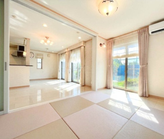 【洋室】 | 世田谷区北烏山5丁目戸建 | 1階は仕切り戸を開けることで、一体の空間「20帖超えのLDK」として使うことも可能です。※CG加工にて作成した空室イメージ画像となります。現状は居住中で、実際の室内には家具・小物類等があります。