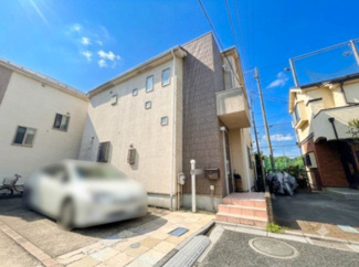 【駐車場】 | 世田谷区北烏山5丁目戸建 | 写真左側部分が本物件駐車スペースです。奥行きは約8mあり、縦列駐車であれば普通車＋軽自動車など（車種により）2台駐車可能です。幅は3m近くあり、大型車（1台）も駐車可能です。