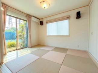 【洋室】 | 世田谷区北烏山5丁目戸建 | 1階和室→洋室にリフォーム済み。（現状は畳を敷いておりますがフローリングです）※CG加工にて作成した空室イメージ画像となります。現状は居住中で、実際の室内には家具・小物類等があります。