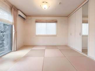 【洋室】 | 世田谷区北烏山5丁目戸建 | 1階和室→洋室にリフォーム済み。（現状は畳を敷いておりますがフローリングです）※CG加工にて作成した空室イメージ画像となります。現状は居住中で、実際の室内には家具・小物類等があります。