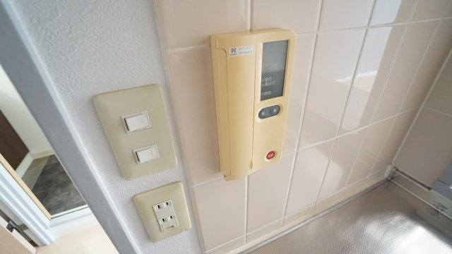 【浴室】 | 亀山西２丁目　メープル勝木台　３ＬＤＫマンション | 給湯操作パネル　お風呂の準備も楽ちん