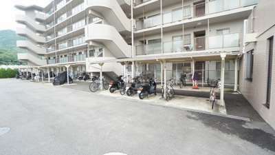 【駐輪場】 | 亀山西２丁目　メープル勝木台　３ＬＤＫマンション | 収容台数が豊富な駐輪場、バイク置き場