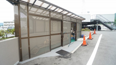 【設備】 | 亀山西２丁目　メープル勝木台　３ＬＤＫマンション | ゴミステーション