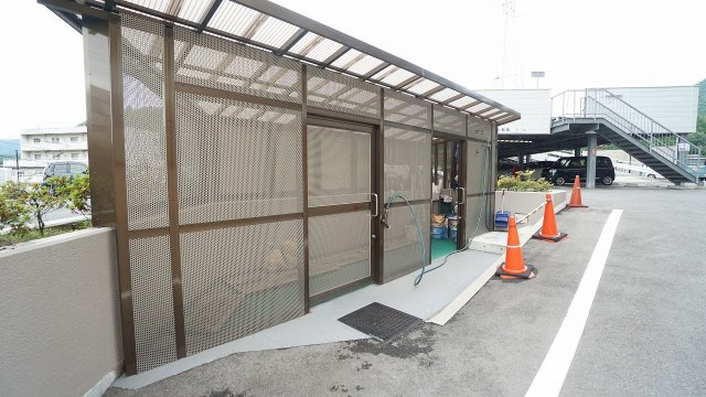 【設備】 | 亀山西２丁目　メープル勝木台　３ＬＤＫマンション | ゴミステーション