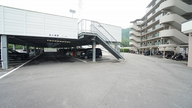 【駐車場】 | 亀山西２丁目　メープル勝木台　３ＬＤＫマンション | ２Ｆ建て平面駐車場