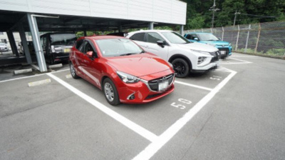 【駐車場】 | 亀山西２丁目　メープル勝木台　３ＬＤＫマンション | 平面駐車場５０番（月額5,000円）の使用権あり