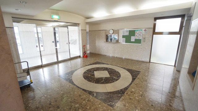 【エントランス】 | 亀山西２丁目　メープル勝木台　３ＬＤＫマンション | マンションのエントランス