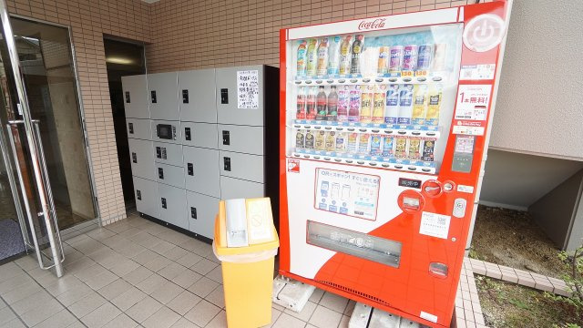 【その他共用部分】 | 亀山西２丁目　メープル勝木台　３ＬＤＫマンション | 宅配ボックス、自動販売機つき