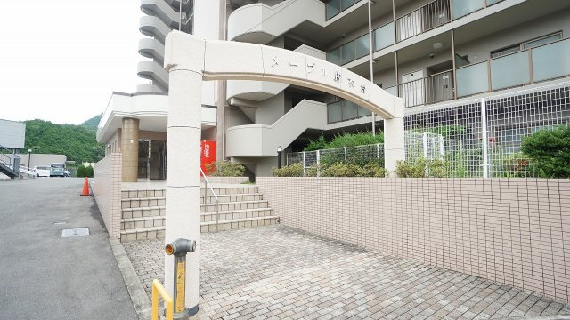 【外観】 | 亀山西２丁目　メープル勝木台　３ＬＤＫマンション | 2025年12月リフォーム済み３ＬＤＫマンション　メープル勝木台903　全室照明、エアコン２台つき　バス路線、幹線道路、高速道路ICアクセス良、各商業がすぐ近く便利な立地