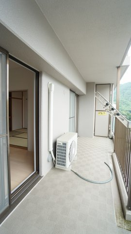 【バルコニー】 | 亀山西２丁目　メープル勝木台　３ＬＤＫマンション | 広々ワイドバルコニー　南東向き陽当り、眺望も良好　ＬＤＫ、和室から出入りできます