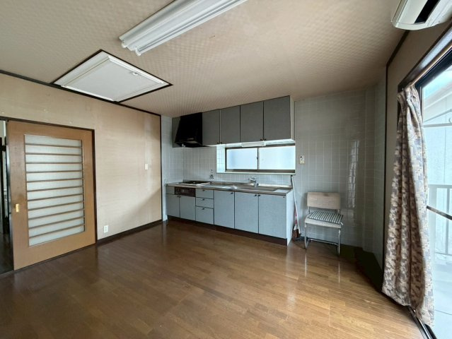 城陽市久世里ノ西店舗付き住宅の居間・リビング