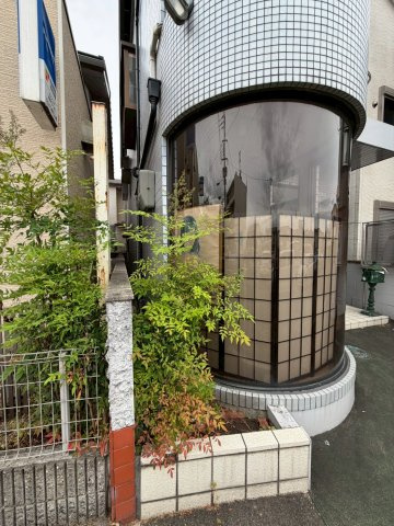 城陽市久世里ノ西店舗付き住宅のエントランス