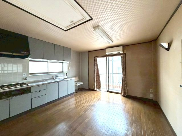 城陽市久世里ノ西店舗付き住宅の居間・リビング