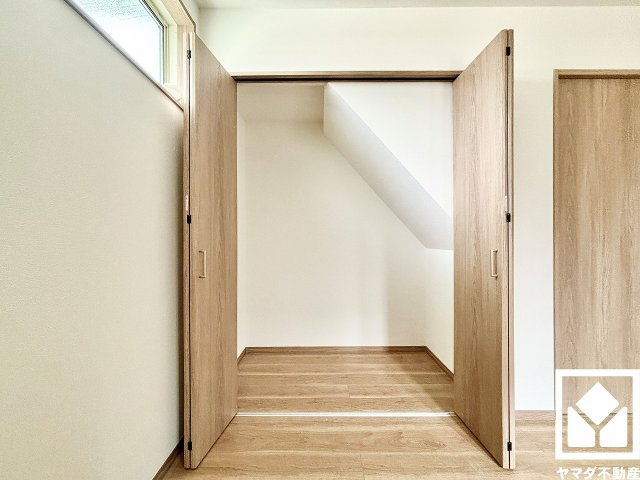 尼崎市稲葉荘１丁目の収納|奥行きがあり、収納力のあるクローゼットです。スーツケースなどの大物もしっかり収納できます。