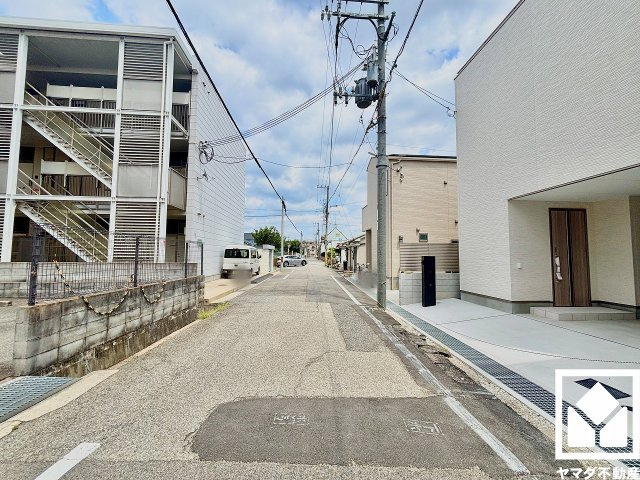 尼崎市稲葉荘１丁目の前面道路含む現地写真|駐車場がある北側前面道路は幅員約6.0mとゆったりとした広さがあり、ファミリーカー等の車の出入りもしやすい立地です。
