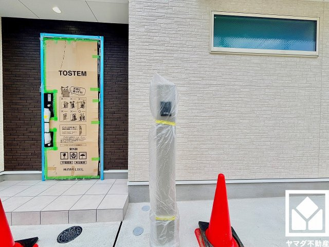 尼崎市稲葉荘１丁目の玄関|インターホンの玄関子機を備えた機能門柱。来客があっても家の中で対応可能なので、防犯面で心強い設備です。