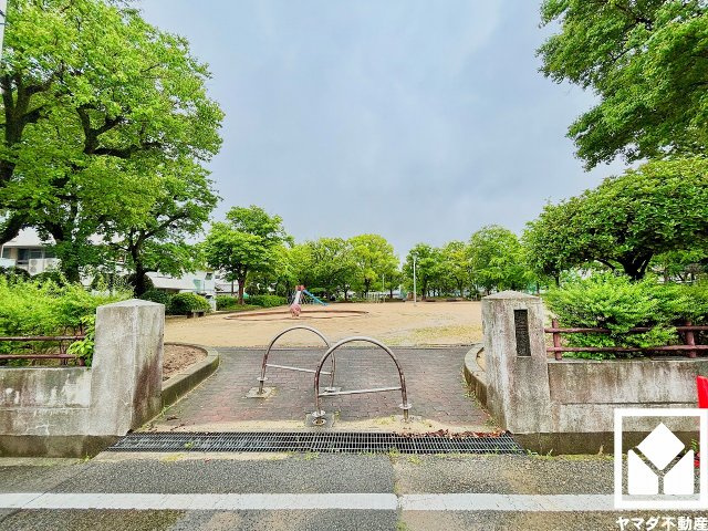 尼崎市稲葉荘１丁目のその他|複合遊具やジャングルジム、広場などを備えた下稲葉公園まで徒歩3分(約190m)。小学校が目の前にあるため、登下校の時間帯など学校関係者や地域住民の目が届きやすい環境で、子育て世帯の方にもお勧めです。